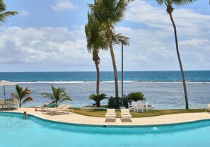 Outdoor pool, pool umbrellas, pool loungers - Beachfront Condos Las Olas Sleeps 6 (Guayacanes)