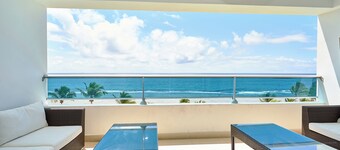 Las Olas Beachfront Condos飯店