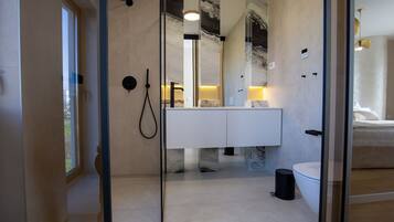 Deluxe-Villa, Meerblick | Badezimmer | Bademäntel, Hausschuhe