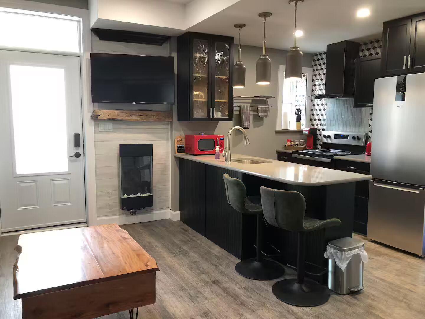 Kylskåp, mikrovågsugn, ugn och spishäll