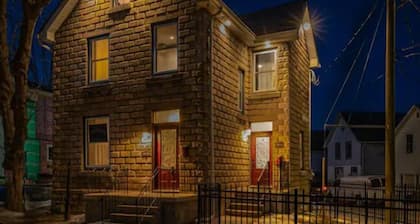 1 bedroom modern suite, close to downtown.
