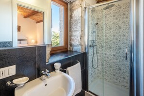 Douche, sĂšche-cheveux, bidet, serviettes fournies
