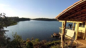 A lakeside property with a wooden deck and a boat dock. - Holiday home for nature lovers (Baixa Verde)