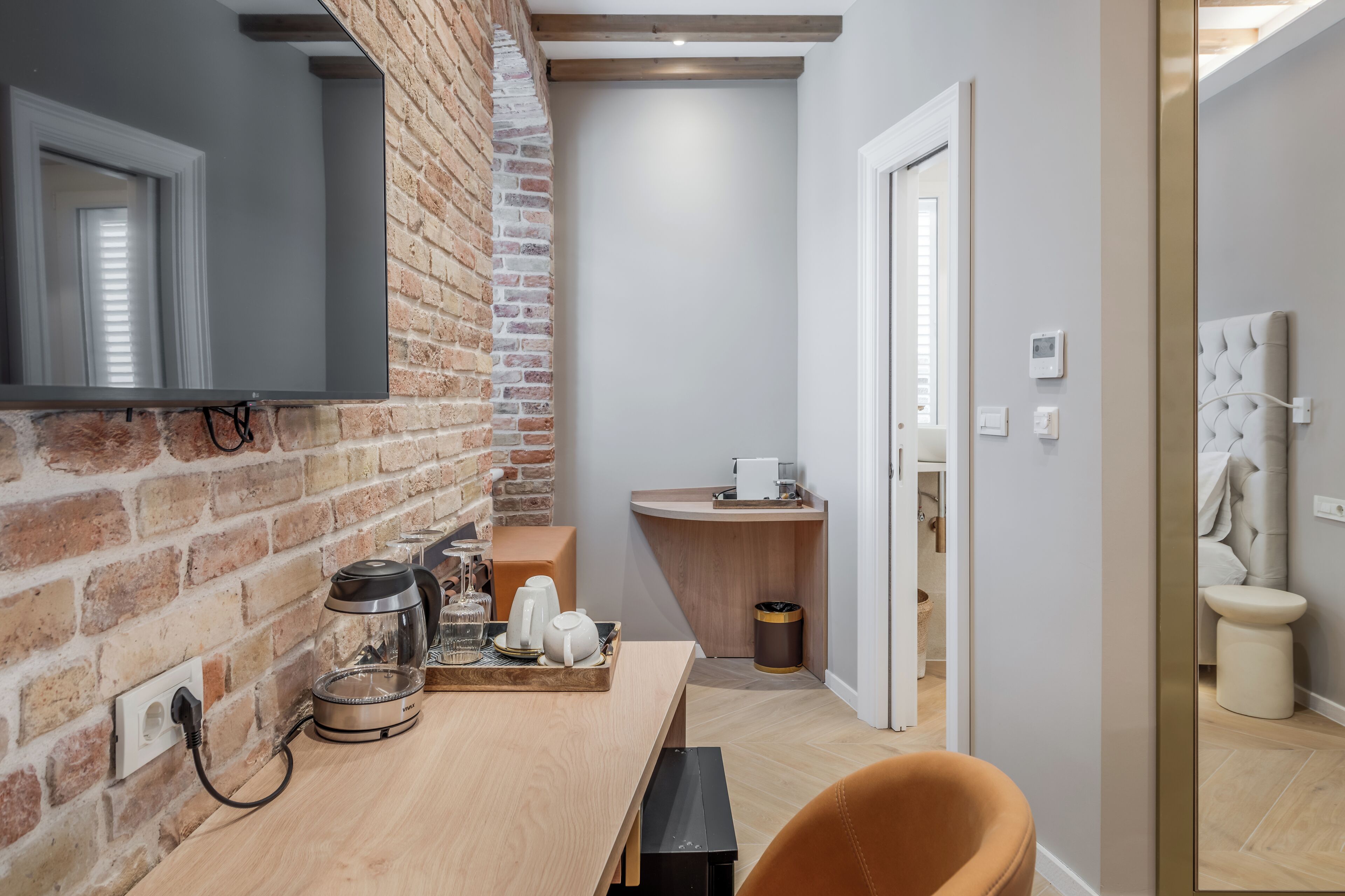 Minibar, caja de seguridad en la habitación y escritorio 