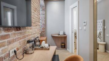 Minibar, caja de seguridad en la habitación y escritorio