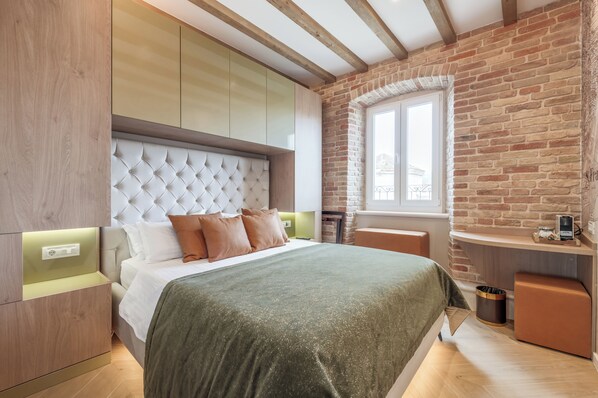 Deluxe Suite, sea view | Minibar, värdeförvaringsskåp på rummet och skrivbord