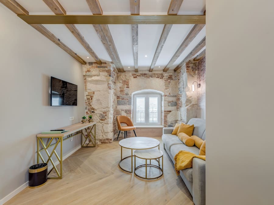 Minibar, caja de seguridad en la habitación y escritorio