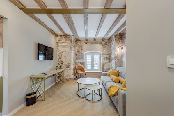 Deluxe Suite, sea view | 미니바, 객실 내 금고, 책상, 노트북 작업 공간