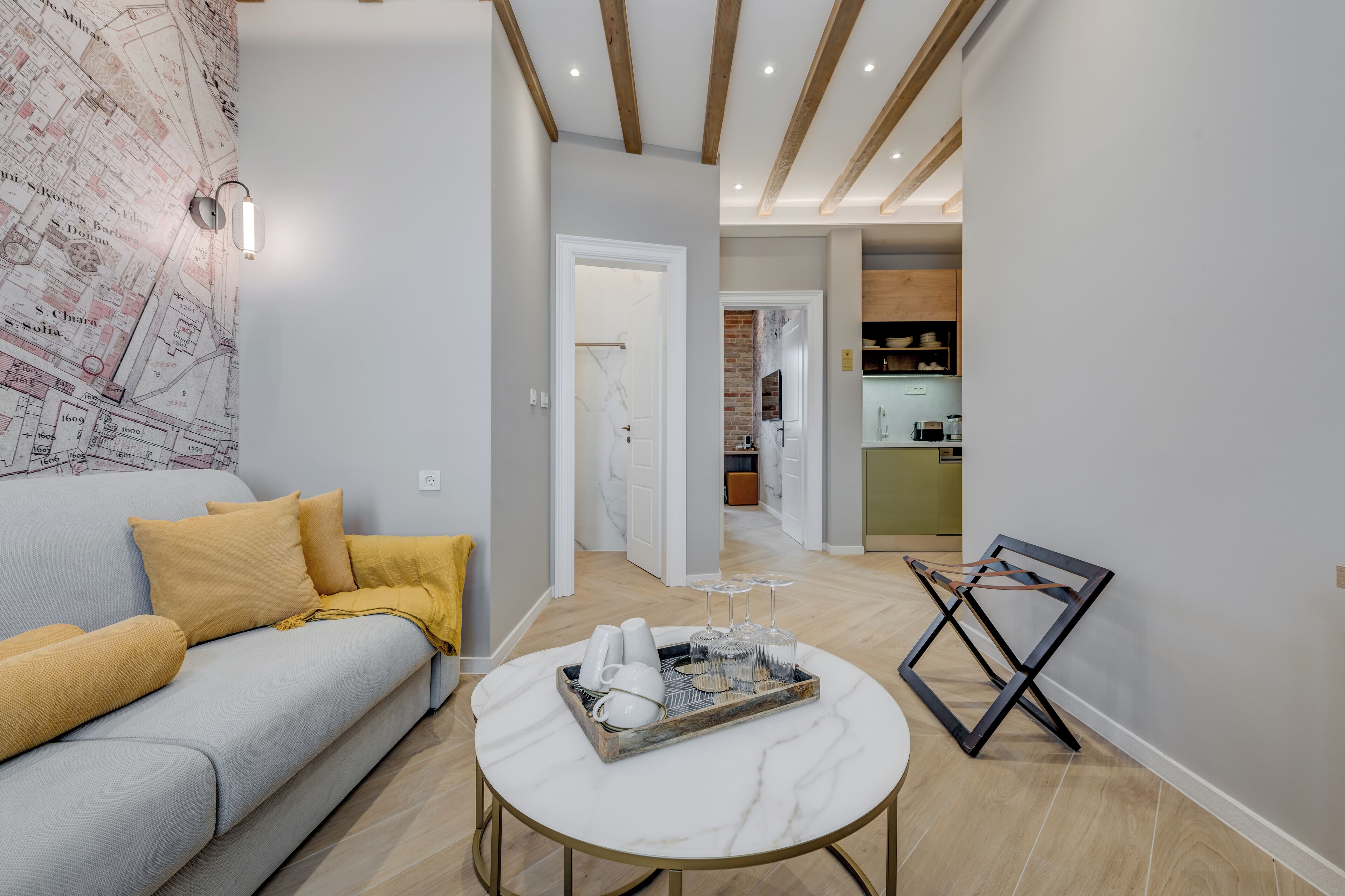 Una sala de estar moderna con un sofá, una mesa de centro y un mapa en la pared.