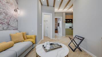 Una sala de estar moderna con un sofá, una mesa de centro y un mapa en la pared.