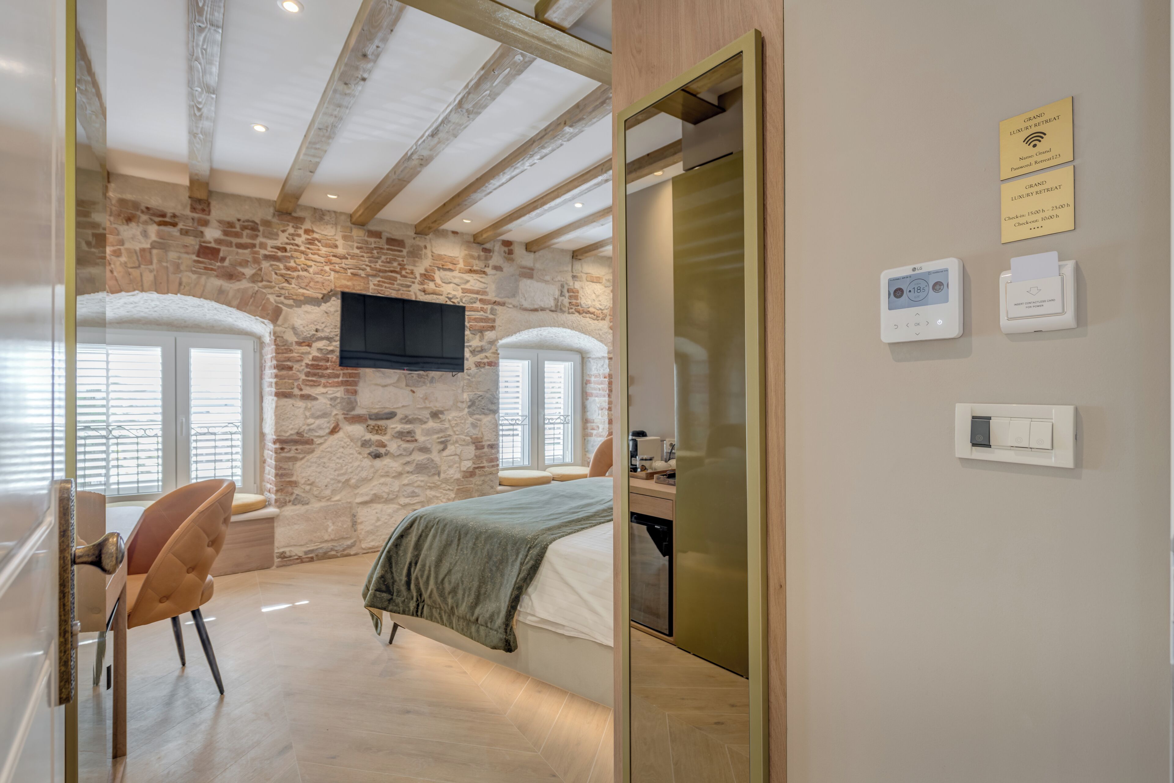 Minibar, caja de seguridad en la habitación y escritorio 