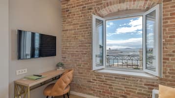 Deluxe Suite, sea view | Minibar, caja de seguridad en la habitación y escritorio