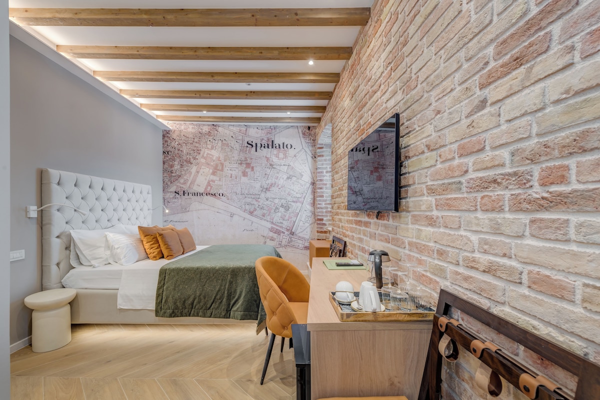 DELUXE DOUBLE ROOM WITH CITY VIEW