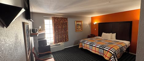 Muebles diferentes, wifi gratis y ropa de cama