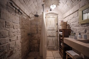 Douche, séchoir à cheveux, bidet, serviettes fournies