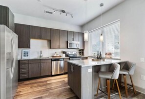 Een koelkast, een microgolfoven, een oven, een kookplaat