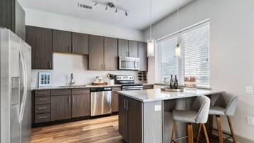 Coffee/tea maker, fridge, microwave, oven