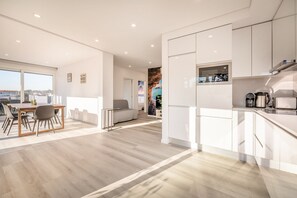 Micro-ondes, four, lave-vaisselle, cafetière/bouilloire