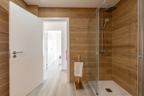 Douche, séchoir à cheveux, serviettes fournies, savon