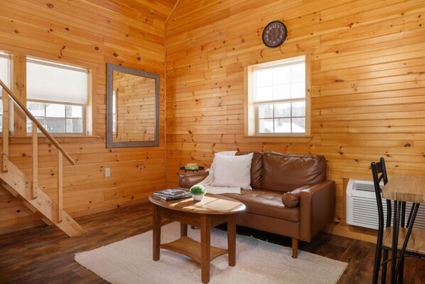 TV - Pine Suite: 1BR Log Cabin Retreat (Bethlehem)