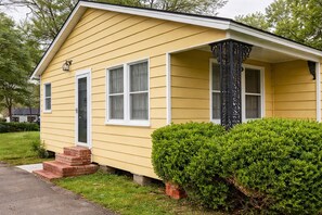 Exterior detail - Charming 2-bedroom with Extended Yard, delightful Beaumont (Beaumont)