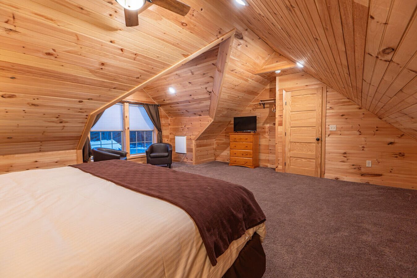 2 makuuhuonetta, silitysrauta/-lauta, vauvan matkasänky, Wi-Fi