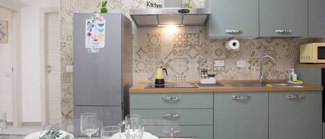 冰箱、微波炉、烤箱、炉灶