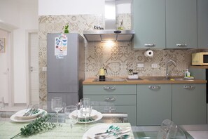 Fridge, microwave, oven, stovetop - Sunny’s Suite-Renovated in 2025, 2min to Metro, 8min to Colosseum,A/C, Netflix (Roma)