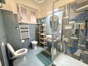 Shower, hair dryer, bidet, towels - Sunny’s Suite-Renovated in 2025, 2min to Metro, 8min to Colosseum,A/C, Netflix (Roma)
