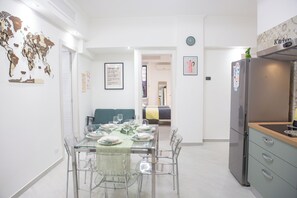 Dining - Sunny’s Suite-Renovated in 2025, 2min to Metro, 8min to Colosseum,A/C, Netflix (Roma)