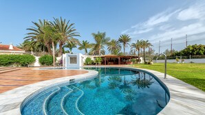 Chalet | Piscina | Una piscina cubierta, una piscina al aire libre