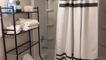 Serviettes fournies, savon, papier toilette