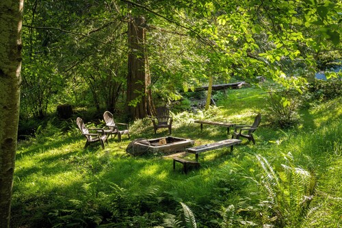 Olympic Wanderer Creekside~ Hot-tub Olympic Peninsula Nature Retreat