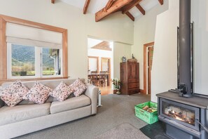 TV, fireplace - Fantail Cottage Kaiuma Bay - Havelock Holiday Home (Havelock)