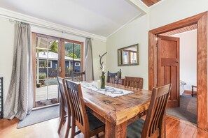 Dining - Fantail Cottage Kaiuma Bay - Havelock Holiday Home (Havelock)