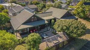 Ett bostadsområde med hus som har sluttande tak och en blandning av olika arkitektoniska stilar.