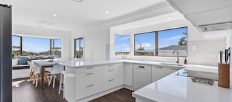 Sandbanks - Papamoa Beachfront Holiday Home