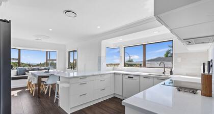 Sandbanks - Papamoa Beachfront Holiday Home