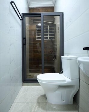 Douche, serviettes fournies, savon, papier toilette