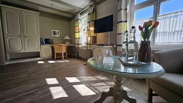 Comfort Double or Twin Room, Private Bathroom, City View | Ruang tamu | 35 inci televisyen skrin rata dengan digital, buku-buku