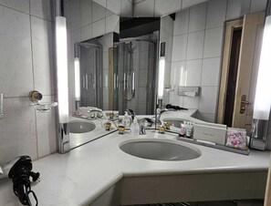 Comfort eenpersoonskamer, uitzicht op stad | Badkamer | Milieuvriendelijke toiletartikelen, een haardroger, pantoffels