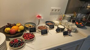 Daily buffet breakfast (EUR 15 per person) - Altes Pfarrhaus Hotel und Restaurant (Bad Ueberkingen)