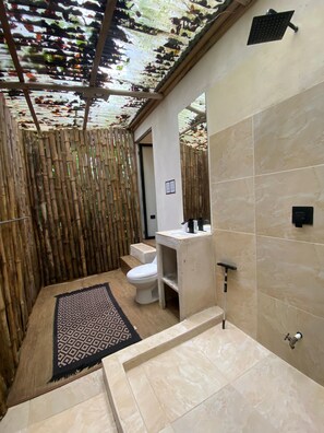 Towels, soap, toilet paper - Mini Jungle Cabin (Manzanillo)