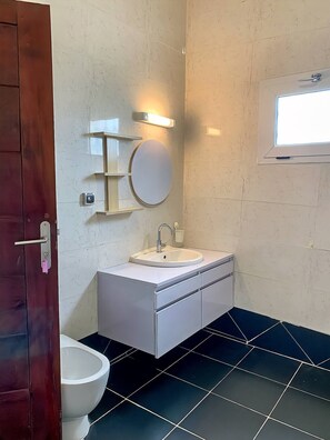 Douche, serviettes fournies, savon, papier toilette