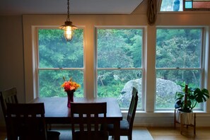Dining - Private, modern, minutes from Acadia. (Tremont)