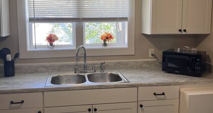 Skipper 4 - Lovely 1-bedroom apartment in welcoming Rockingham with WiFi, AC