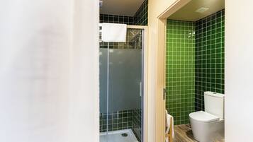 Serviettes fournies, savon, papier toilette