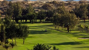 A golf course with a view of the ocean and sand dunes. - Apartment in Gran Canaria Near Maspalomas Dunes (San Bartolomé de Tirajana)