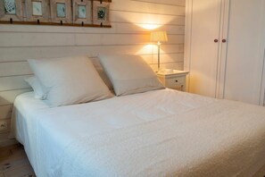 2 bedrooms, iron/ironing board, WiFi