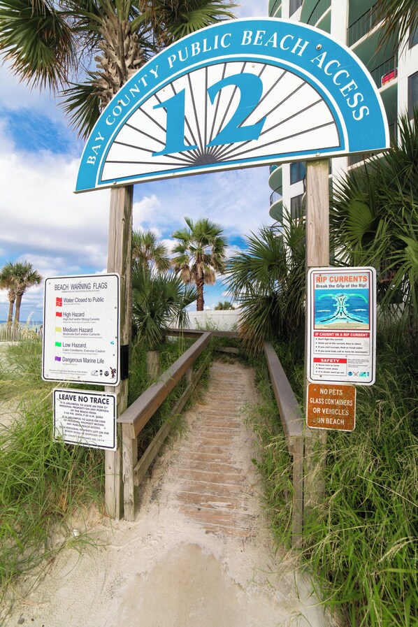 Property grounds - Walking Distance to the Beach 2BR townhome in PCB Perfect for families with kids (Panama City Beach)